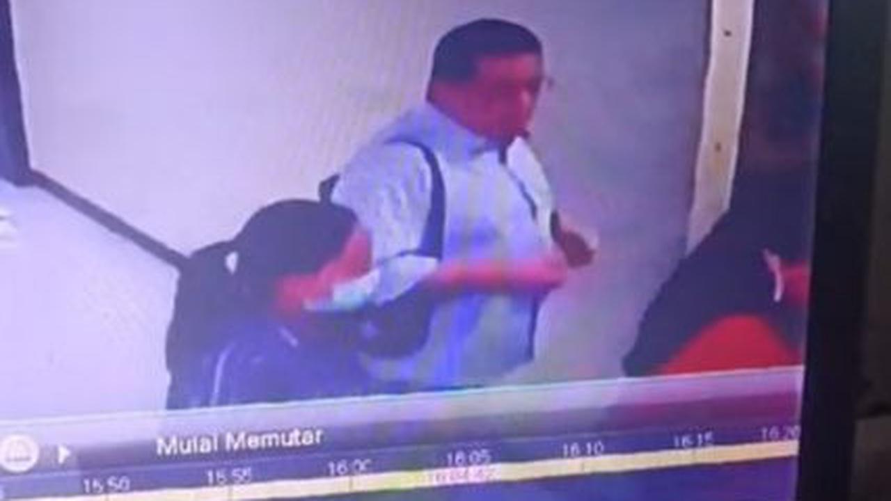 Keempat anggota keluarga itu berhenti di lantai 21 apartemen, lalu mereka kembali naik ke lantai 22 apartemen atau rooftop menggunakan tangga darurat.<br>