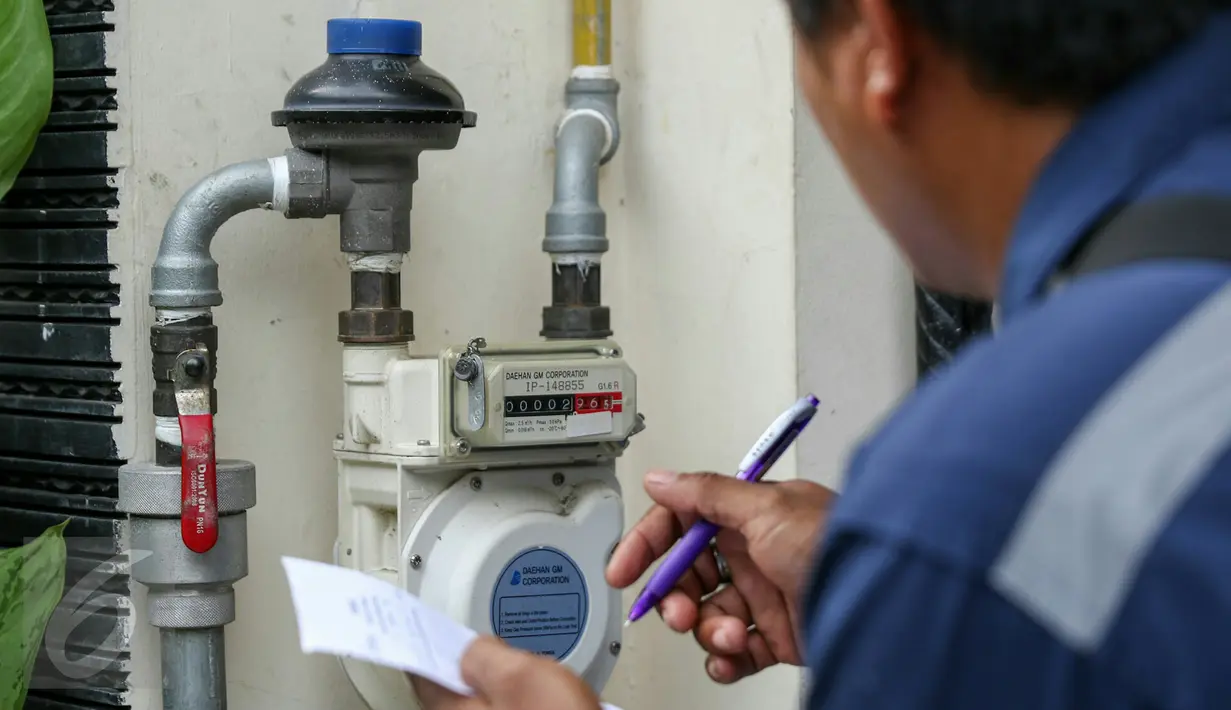 Petugas melakukan pengecekan meteran gas, Jakarta, Kamis (3/3/2016). Pemerintah berupaya mempercepat pembangunan jaringan gas rumah tangga. (Liputan6.com/Yoppy Renato)