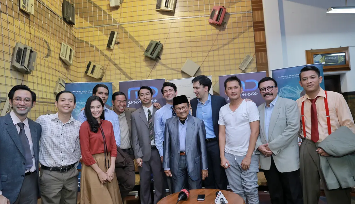 Hanung saat di lokasi syuting di Museum Mandiri, Jakarta Barat, Senin (18/4/2016) menjelaskan bahwa 70 persen syutingnya dilakukan di Indonesia. Tapi dengan set arsitekturnya dirubah ke set German. (Adrian Putra/Bintang.com)