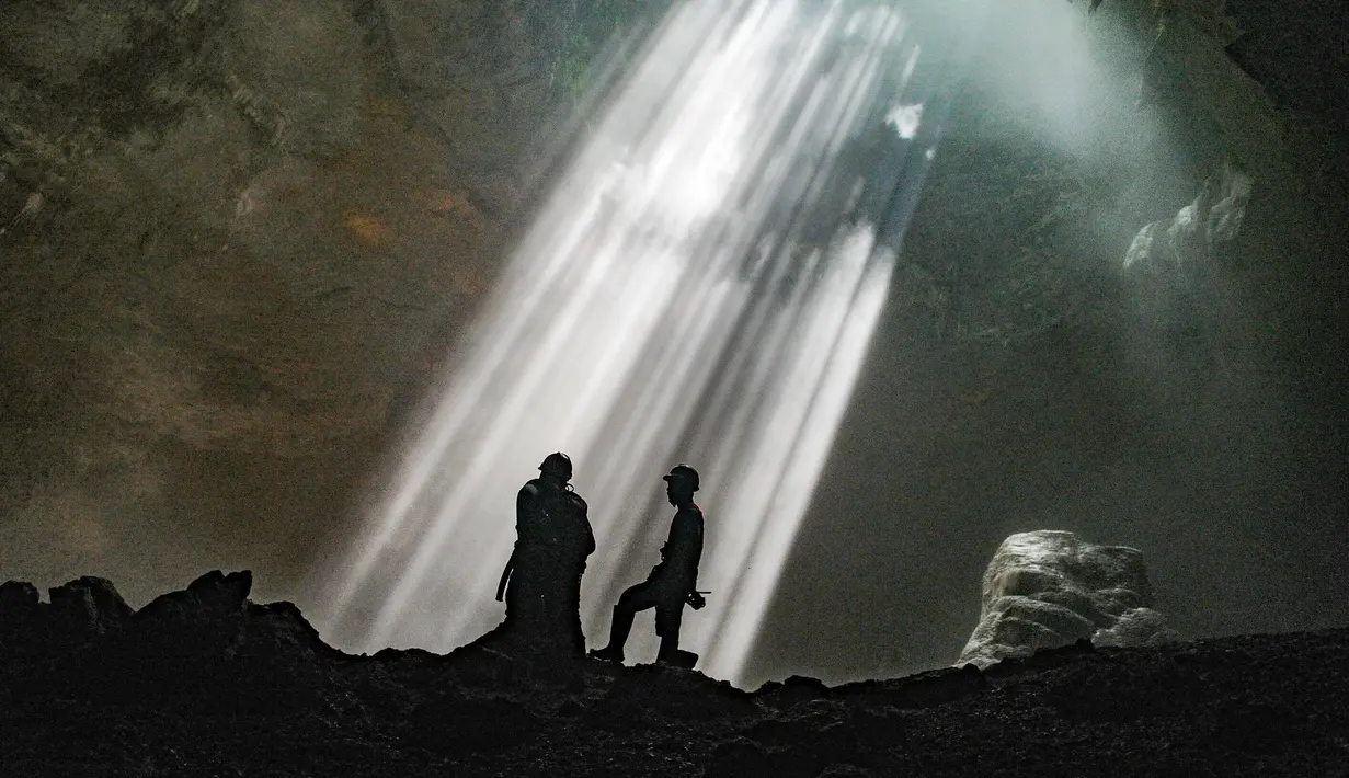 Pemandu goa memberikan penjelasan kepada wisatawan di dalam Goa Jomblang  di Gunung Kidul, Yogyakarta. Terletak di Desa Pacarejo, Kecamatan Semanu, Kabupaten Gunungkidul, Gua Jomblang menjadi salah satu destinasi wisata alam paling memukau di Yogyakarta. Gua vertikal bertipe collapse doline ini terbentuk akibat runtuhnya lapisan tanah dan vegetasi ribuan tahun lalu, menciptakan lubang raksasa dengan diameter sekitar 50 meter yang dikenal sebagai Luweng Jomblang. (merdeka.com/Arie Basuki)
