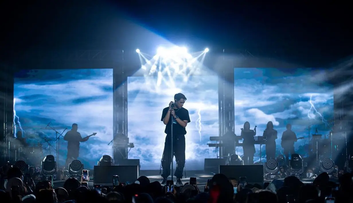 "What a show!! What a crowd!! Thank you everyone for pullin up & supporting your local acts as well! Hope you enjoyed the show as much as we do!!" tulis Afgan. (Foto: Instagram/ afgan__)