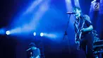 Grup band Franz Ferdinand beraksi pada konsernya di Tennis Outdoor, Senayan, Jakarta, Jumat (30/11). Konser band asal Skotlandia tersebut bertajuk "Franz Ferdinand and The Local Heroes". (Liputan6.com/Faizal Fanani)