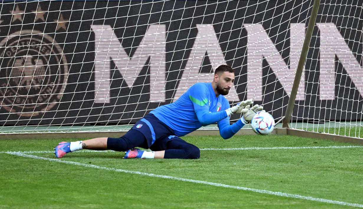 Kiper Italia Gianluigi Donnarumma menyelamatkan bola saat ia menghadiri sesi latihan tim nasional di Moenchengladbach, Jerman barat, Senin (13/6/2022). Jerman dan Italia akan kembali duel pada matchday 4 Grup 3 UEFA Nations League A 2022/2023 di Borussia-Park, Rabu 15 Juni 2022 dini hari WIB. (Ina FASSBENDER / AFP)