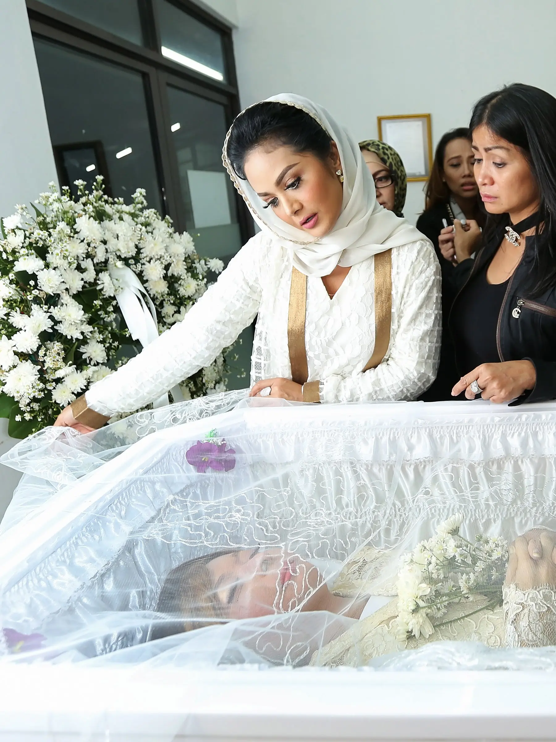Krisdayanti memberikan salam perpisahan pada Yana Zein. (Bambang E.Ros/Bintang.com)