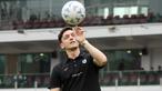 Mesut Ozil saat menghadiri acara coaching clinic yang digelar oleh Concave Indonesia bersama 47 anak Indonesia terpilih di Stadion Utama Gelora Bung Karno (SUGBK) Senayan, Jakarta, Kamis (26/5/2022) sore WIB. (Bola.com/Bagaskara Lazuardi)