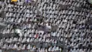 Ribuan jemaah haji melakukan salat zuhur di luar masjid Namirah di Kota Arafah, Arab Saudi (31/8). Masjid ini hanya dibuka setahun sekali, yaitu pada tanggal 9 Dzulhijah, saat jemaah haji melaksanakan wukuf di arafah. (AP Photo / Khalil Hamra)