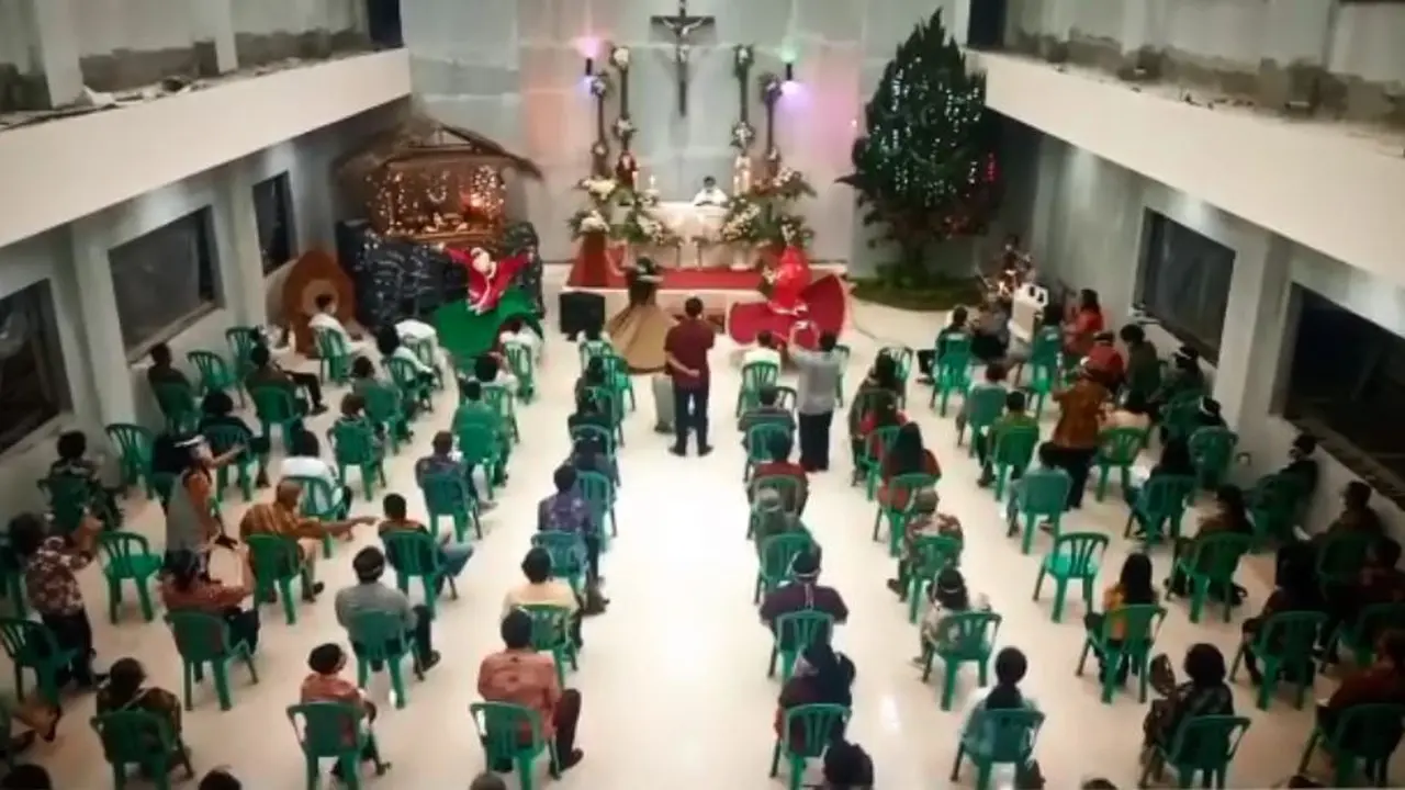 Pentas tokoh Sinterklas menari sufi usai Misa Malam Natal di Gereja Paroki St. Theresia Majenang, Cilacap. (Foto: Liputan6.com/Dok. Imam Hamidi)