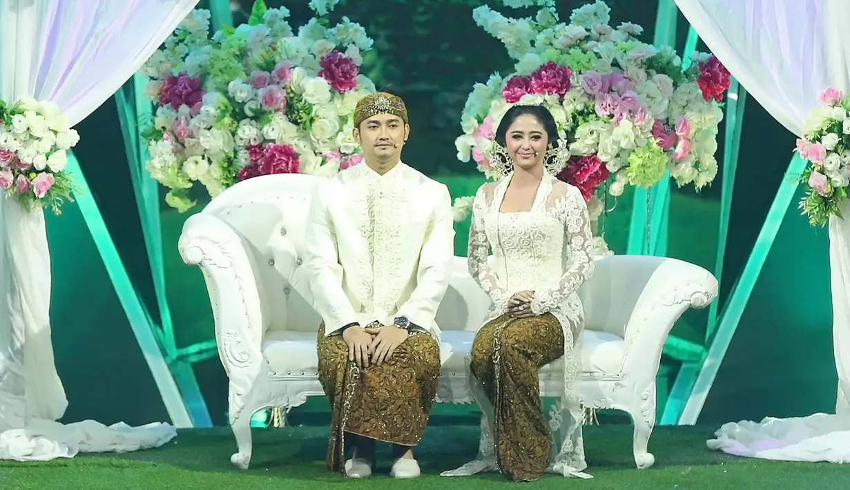 Duduk dipelaminan bertabur dekorasi bunga, Dewi Perssik dan Angga Wijaya gelar resepsi pernikahan. (Bambang E.Ros/Bintang.com)