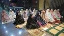 Doa bersama digelar karyawan KLY sebagai bentuk solidaritas dan harapan agar Arie Basuki bersama empat jurnalis serta tiga kru speedboat yang hilang kontak di Selat Sunda segera ditemukan dalam kondisi selamat, Kamis (10/9/2026). (KLY/Budy Santoso)