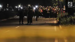 Tim Gegana menyisir lokasi ledakan yang terjadi di area Parkir Timur Senayan, Jakarta, Minggu (17/2). Polisi masih memburu pelaku diduga pemilik petasan. (Merdeka.com/Iqbal Nugroho)