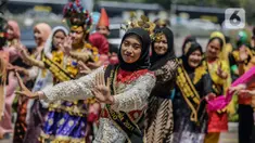 Sejumlah penari dari Duta Maritim Indonesia melakukan tarian secara bersama-sama di Bundaran HI, Jakarta, Kamis (17/8/2023). (Liputan6.com/Faizal Fanani)