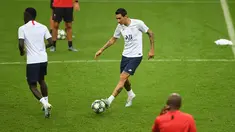 Gelandang Paris Saint-Germain (PSG), Angel Di Maria menggiring bola saat mengikuti sesi latihan tim di kompleks olahraga TT Ali Samiyen di Istanbul (30/9/2019). PSG akan bertanding melawan tuan rumah Galatasaray pada grup A Liga Champions di Türk Telekom Stadium. (AFP Photo/Ozan Kose)
