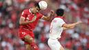 Pemain Timnas Indonesia, Rizky Ridho (kiri) berusaha menghalau bola dengaan sundulan dari ancaman pemain Vietnam, Do Hung Dung dalam laga leg pertama babak semifinal Piala AFF 2022 di Stadion Utama Gelora Bung Karno (SUGBK), Jumat (6/1/2023) sore WIB. (Bola.com/Bagaskara Lazuardi)