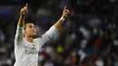 Cristiano Ronaldo merayakan gol yang dicetaknya ke gawang Shakhtar Donetsk pada laga Liga Champions.CR 7 menjadi top skor Liga Champions musim 2015-2016 dengan torehan 16 gol. (AFP/Pierre-Philippe Marcou)