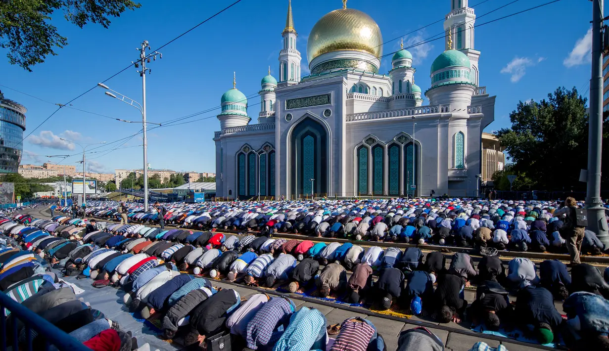 Sejumlah muslim Rusia melaksanakan salat Idul Fitri di luar masjid di pusat kota Moskow, Selasa (5/7). Perayaan Idul Fitri 1437 H di Rusia jatuh pada hari ini. (Alexander UTKIN/AFP)