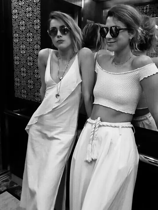 Aktris Amber Heard dan sahabat wanitanya berpose di sebuah lift di Bali, Indonesia. Mantan istri aktor Johnny Depp tampil seksi saat berada di Bali. (Instagram/@amberheard)