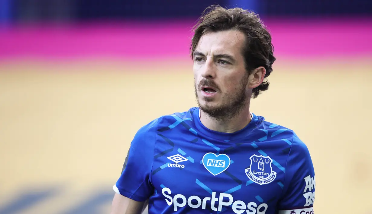 4. Leighton Baines - Bek kiri asal Inggris itu berkontribusi besar pada gaya permainan Everton. Baines mengumumkan pengunduran dirinya pada akhir musim Premier League di usia 35 tahun. (AFP/ Tim Goode)