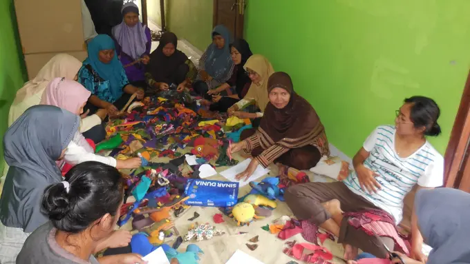 Lewat Tenun, Bisnis Ini Juga Berdayakan Para Perempuan