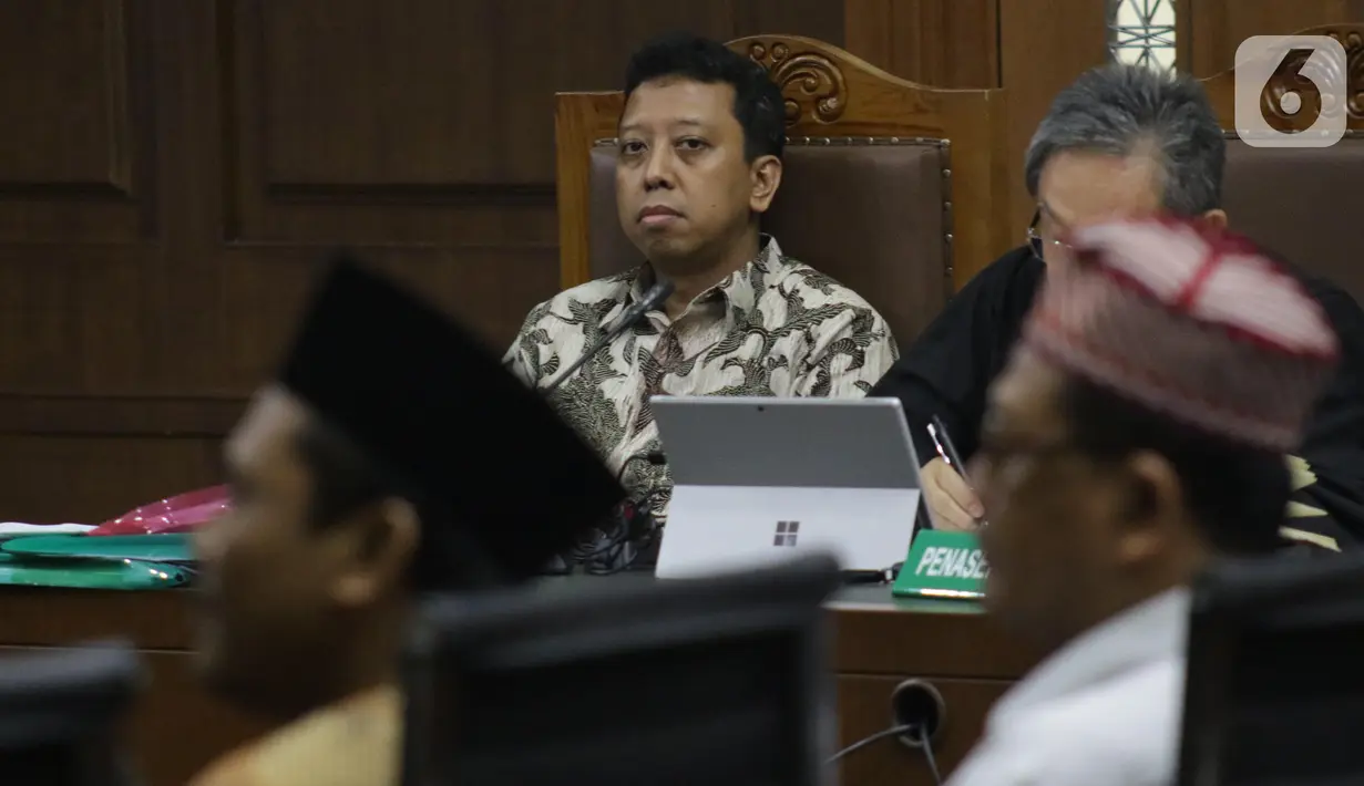 Terdakwa dugaan suap jual-beli jabatan di lingkungan Kemenag, M Romahurmuziy menyimak keterangan saksi saat sidang lanjutan di Pengadilan Tipikor, Jakarta, Rabu (16/10/2019). Sidang mendengar keterangan saksi-saksi. (Liputan6.com/Helmi Fithriansyah)