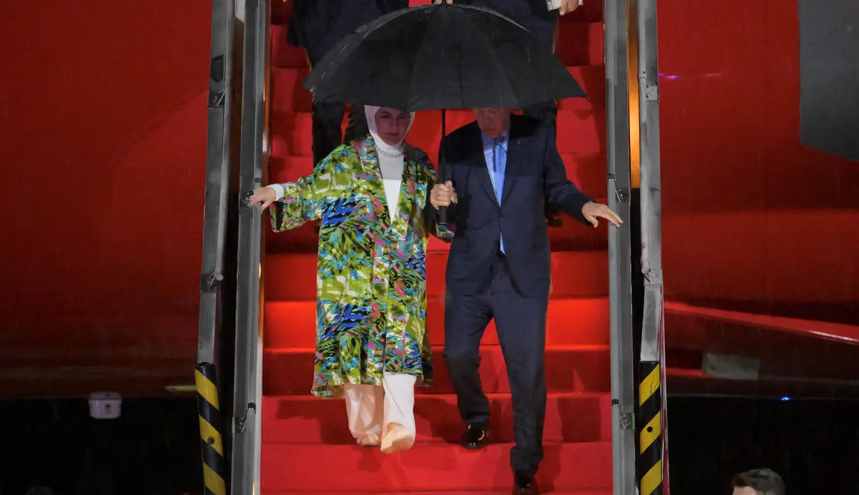 Erdogan tiba di Indonesia bersama Ibu Negara Turki Emine Erdogan sekitar pukul 18.49 WIB. (BAY ISMOYO/AFP)