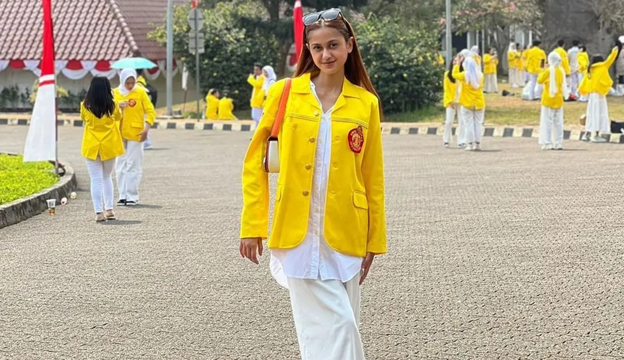 Asila Maisa Fatihah mendapatkan jaket kuning UI yang merupakan salah satu jaket almamater kebanggaan mahasiswa/mahasiswi Indonesia tepat pada HUT ke-79 RI. Asila diketahui diterima menjadi mahasiswi Fakultas Hukum Jurusan Ilmu Hukum Kelas Khusus Internasional (KKI). (Liputan6.com/IG/@abiramzi76)