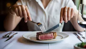 Cara Makan Steak dengan Garpu dan Pisau yang Benar ala Gaya Amerika dan Eropa
