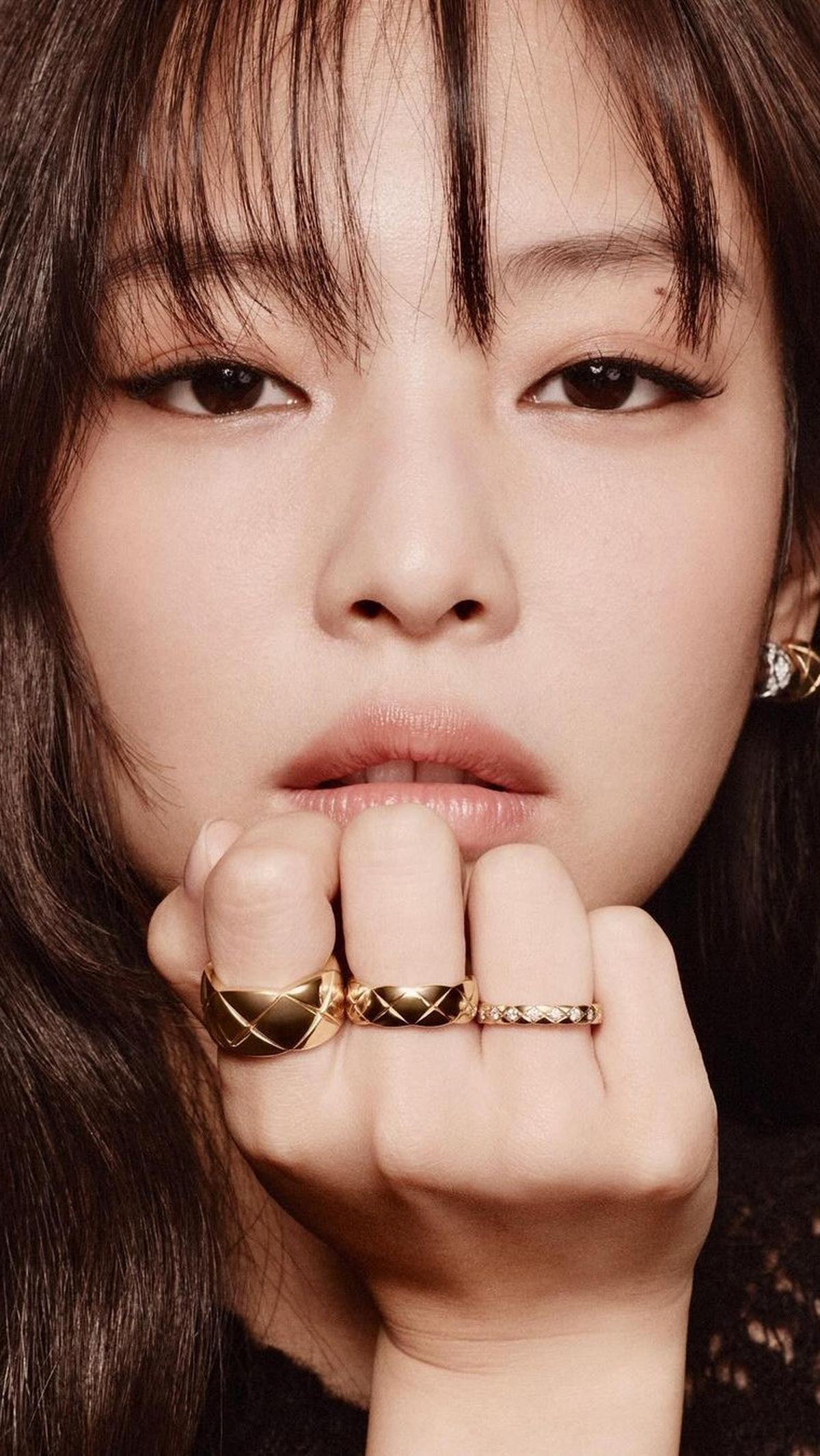 Hubungan Pertemanan: Jennie menjalin hubungan dekat dengan beberapa selebriti, termasuk Nayeon TWICE, Irene Red Velvet, dan Yerin GFriend.