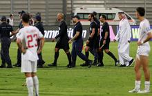 FOTO: Usai 'Bantu' Bahrain Gagalkan Kemenangan Timnas Indonesia, Wasit Kontroversial Keluar Lapangan Pakai Pengawalan