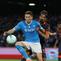 Gelandang Napoli, Scott McTominay, berusaha menguasai bola dalam pertandingan Serie A melawan Inter Milan di Naples, Italia, Sabtu, 25 Oktober 2025. (Alessandro Garofalo/LaPresse via AP)