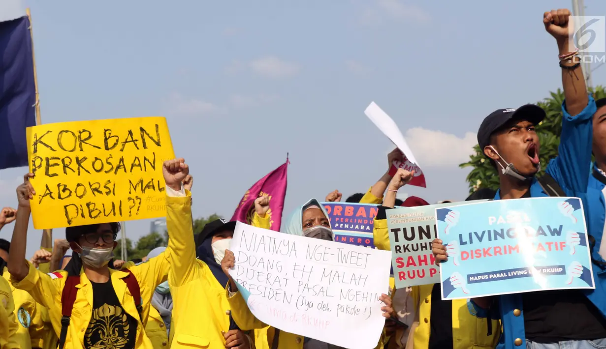 Sejumlah mahasiswa dari berbagai perguruan tinggi di Jakarta melakukan aksi unjuk rasa di depan Kompleks Parlemen RI, Senin (16/9/2019). Dalam aksinya, mereka menolak berbagai RUU yang sedang adan akan dibahas oleh para anggota dewan. (Liputan6.com/Helmi Fithriansyah)