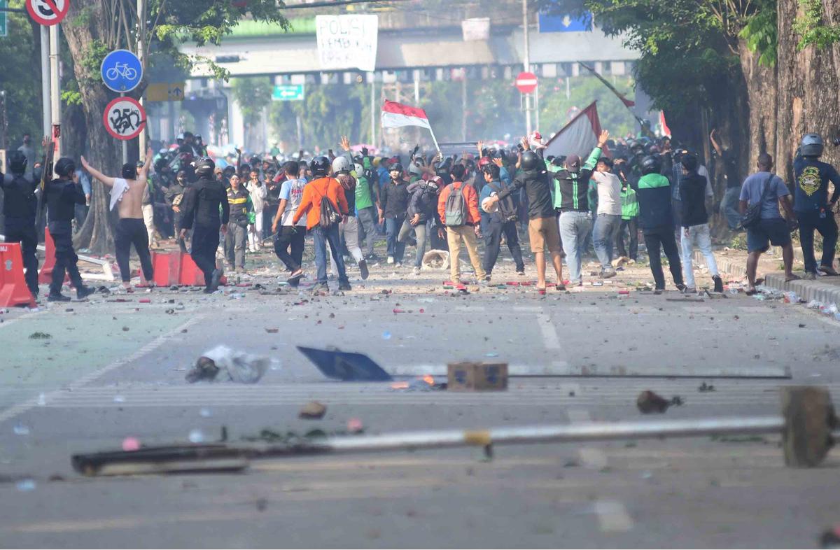 FOTO: Demo Ricuh di Kwitang Usai Kematian Driver Ojol Tertabrak Rantis Brimob