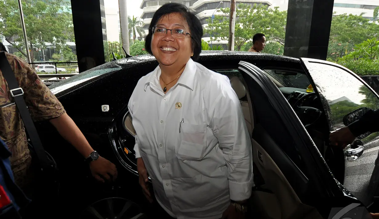 Menteri Kehutanan dan Lingkungan Hidup saat tiba di Gedung KPK, Jakarta, Selasa (23/12/2014). (Liputan6.com/Miftahul Hayat)