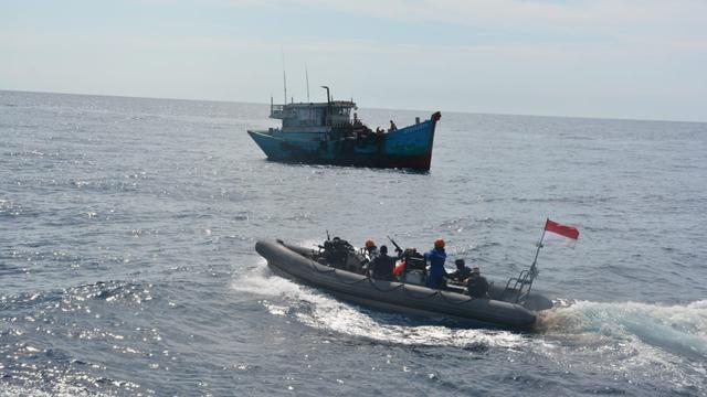 TNI Menangkap Dua Kapal Vietnam di Laut Natuna Utara.