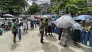 Orang-orang mengantre dengan tangki oksigen mereka di luar stasiun pengisian oksigen di kota Pazundaung di Yangon, Myanmar, Minggu (11/7/2021). Para pejabat mengatakan Myanmar mengalami lonjakan kasus COVID-19, memicu kelangkaan pasokan oksigen yang sangat dibutuhkan pasien. (AP Photo)