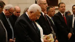 Presiden Palestina Mahmoud Abbas saat menghadiri misa Natal di Gereja Santa Katarina yang terhubung ke Gereja Nativity, di kota Bethlehem di Tepi Barat, (25/12). (AFP Photo/Musa Shaer Poll)