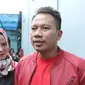 Pasangan selebriti Vicky Prasetyo dan Angel Lelga menjawab pertanyaan awak media usai mengisi acara di kawasan Tendean, Jakarta, Selasa (9/1).  Vicky Prasetyo berjanji akan berusaha menjadi suami yang baik untuk Angel Lelga. (Liputan6.com/Herman Zakharia)