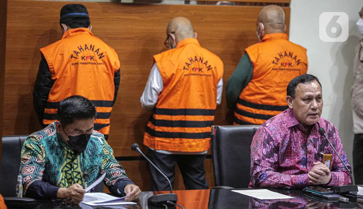 Ketua KPK Firli Bahuri memberikan keterangan Operasi Tangkap Tangan (OTT) Wali Kota Bekasi, Rahmat Effendi di Gedung KPK, Jakarta, Kamis (6/1/2022). Sebanyak 9 tersangka dihadirkan termasuk Wali Kota Bekasi, Rahmat Effendi usai Operasi Tangkap Tangan (OTT). (Liputan6.com/Faizal Fanani)