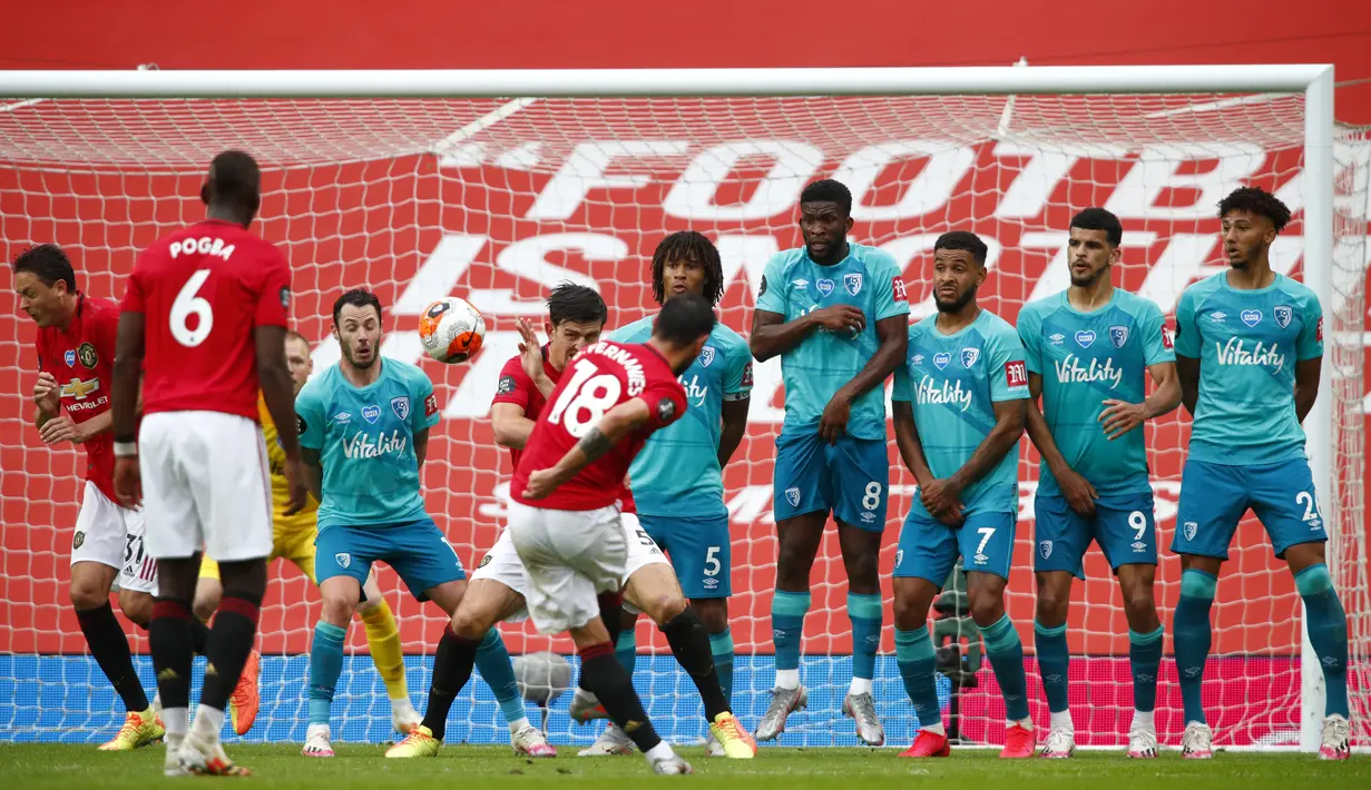 Pemain Manchester United Bruno Fernandes mencetak gol lewat tendangan bebas saat menghadapi Bournemouth pada pertandingan Premier League di Stadion Old Trafford, Manchester, Inggris, Sabtu (4/7/2020). Manchester United menang 5-2 atas Bournemouth. (Clive Brunskill/Pool via AP)