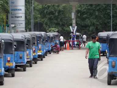 Pengendara Bajaj mengantre untuk mengisi BBG di salah satu Stasiun Pengisian Gas, Jakarta, Rabu (25/2/2015). Pemerintah akan menggenjot penggunaan BBG dalam rangka konversi dari bahan bakar minyak pada moda transportasi. (Liputan6.com/Faizal Fanani)