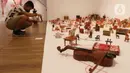 Pengunjung mengambil gambar karya seni instalasi dalam pameran bertajuk The Soul Trembles di Museum Modern and Contemporary Art in Nusantara (MACAN), Jakarta, Selasa (3/01/2023). Pameran tunggal karya perupa asal Jepang, Chiharu Shiota itu akan dibuka untuk publik mulai 26 November 2022 hingga 20 April 2023. (Liputan6.com/Herman Zakharia)