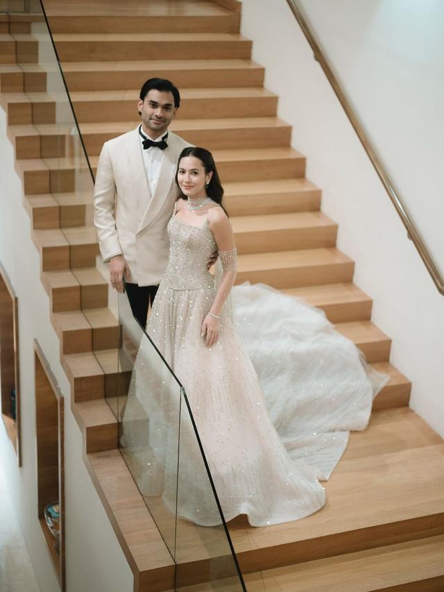 6 Pesona Elegan Pevita Pearce Resmi Menikah dengan Crazy Rich Malaysia, Kenakan Gaun Pengantin Bertabur 70.000 Kristal