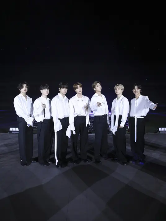 Band Korea Selatan BTS tampil dalam American Music Awards 2020 di Microsoft Theater, Los Angeles, Amerika Serikat, 22 November 2020. BTS memperoleh nominasi dari dua kategori, yaitu Duo atau Group Favorit Pop/Rock dan Artist Sosial Favorit. (American Broadcasting Companies, Inc./ABC/AFP)