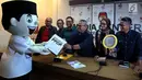 Ketua KPU Arief Budiman (ketiga kanan) bersama Komisioner KPU Wahyu Setiawan, Evi Novida, Viryan Azis, Pramono Ubaid, dan Ilham Saputra (dari kanan) menerima secara simbolis buku kerja PPDP di Kantor KPU, Jakarta, Minggu (14/1). (Liputan6.com/Johantallo)