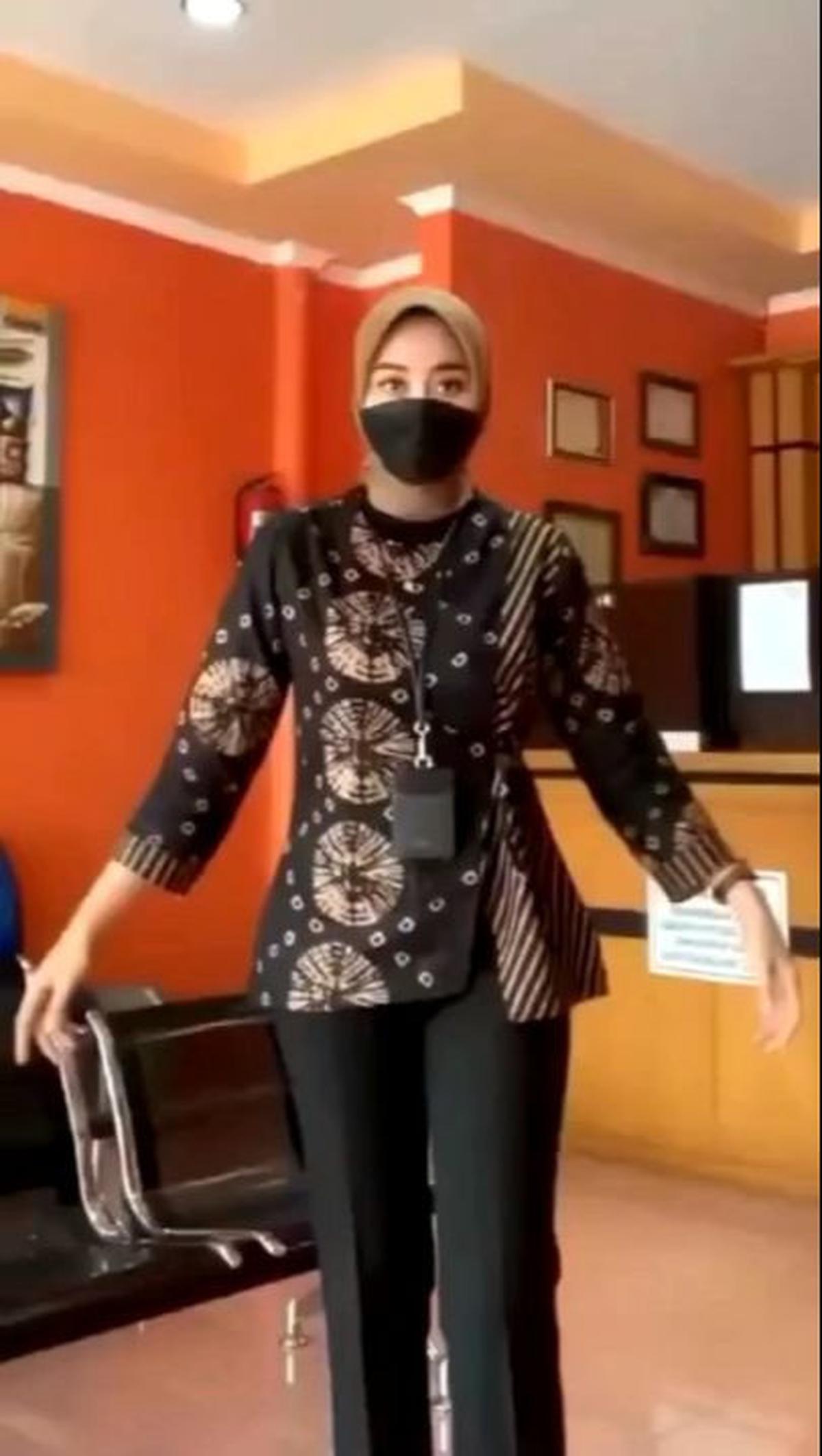 9. Batik Kerja Jumputan Hitam<br>