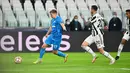 Gelandang Zenit St. Petersburg, Andrei Mostovoy berebut bola dengan pemain Juventus, Federico Bernardeschi (tengah) dan Alex Sandro pada match day ke-4 Liga Champions di Allianz stadium, Rabu (3/11/2021) dinihari WIB. Menjamu Zenit, Juventus menang 4-2 atas Zenit. (Isabella BONOTTO / AFP)