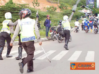 Citizen6, Batam: Puncak kemarahan demonstran dipicu oleh tindakan kekerasan dari aparat kepolisian yang memukuli bahkan menembak. (Pengirim: David Eddi Hartono)