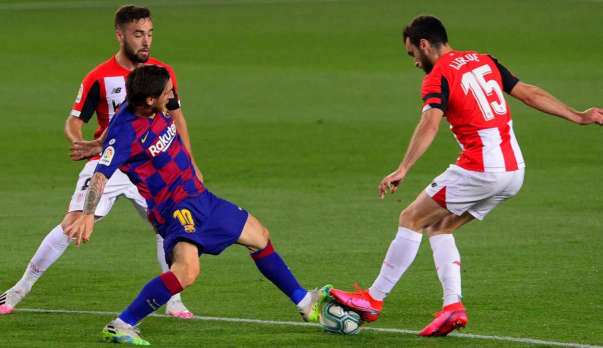 Penyerang Barcelona, Lionel Messi berusaha merebut bola dari bek  Athletic Bilbao, Inigo Lekue pada lanjutan La Liga Spanyol  di stadion Camp Nou, Barcelona (23/6/2020). Barcelona menang tipis atas Bilbao 1-0 berkat gol tunggal Ivan Rakitic. (AFP/Pau Barrena)