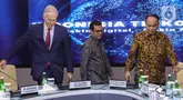 Menteri Komunikasi dan Informatika, Budi Arie Setiadi (kanan) sesaat sebelum berdiskusi bersama mantan Perdana Menteri Inggris yang juga Pendiri dari Organisasi Nirlaba Tony Blair Insitute, Tony Blair (kiri) di kantor Kementerian Komunikasi dan Informasi (Kominfo), Jakarta, Jumat (19/4/2024). (Liputan6.com/Angga Yuniar)