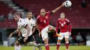 Pemain Belgia, Toby Alderweireld, berebut bola dengan pemain Denmark, Martin Braithwaite, pada laga UEFA Nations League di Stadion Parken, Minggu (6/9/2020). Belgia menang 2-0 atas Denmark. (Liselotte Sabroe/Ritzau Scanpix via AP)