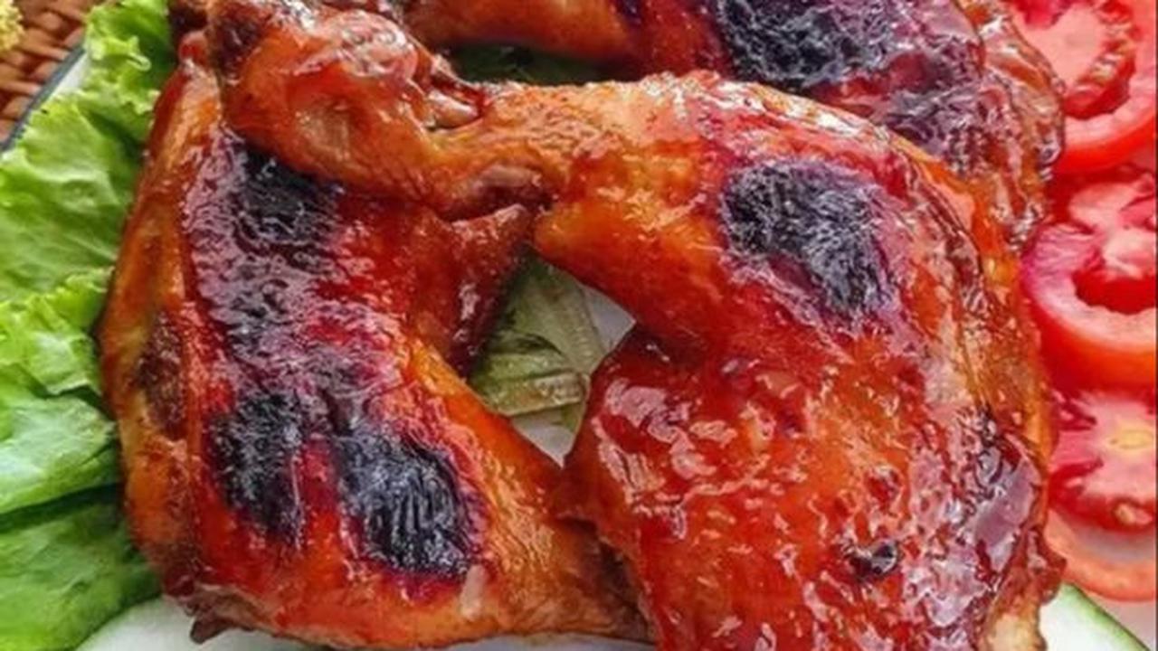 Bahan utama:<br><br>- 4 buah paha ayam atas bawah<br><br>- 1 buah jeruk nipis